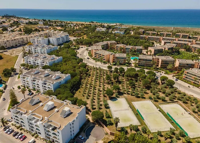Salgados 2-Bedroom Apartment - 900M From The Beach - Wifi