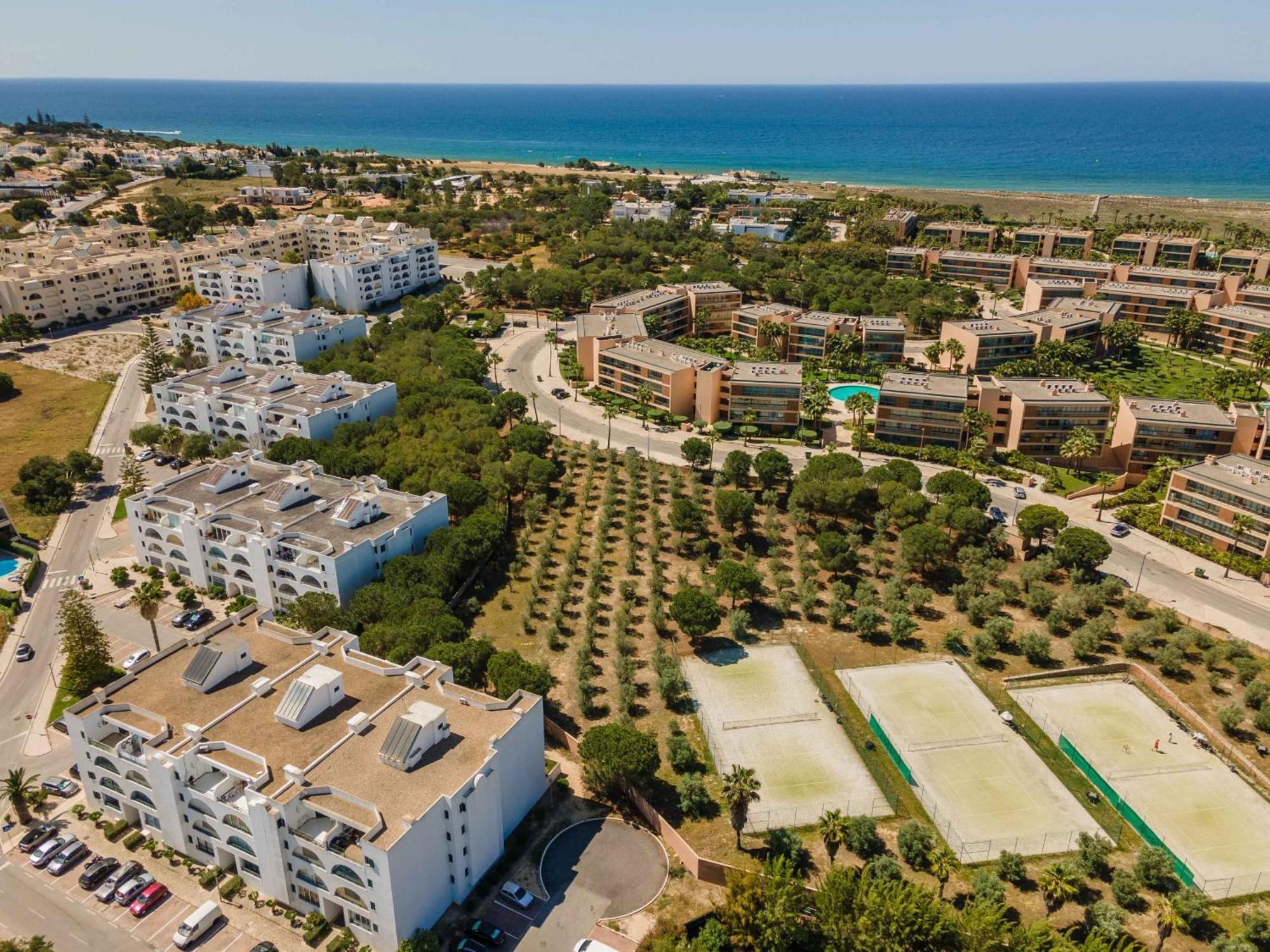 Salgados 2-bedroom - 900m From The - Wifi *