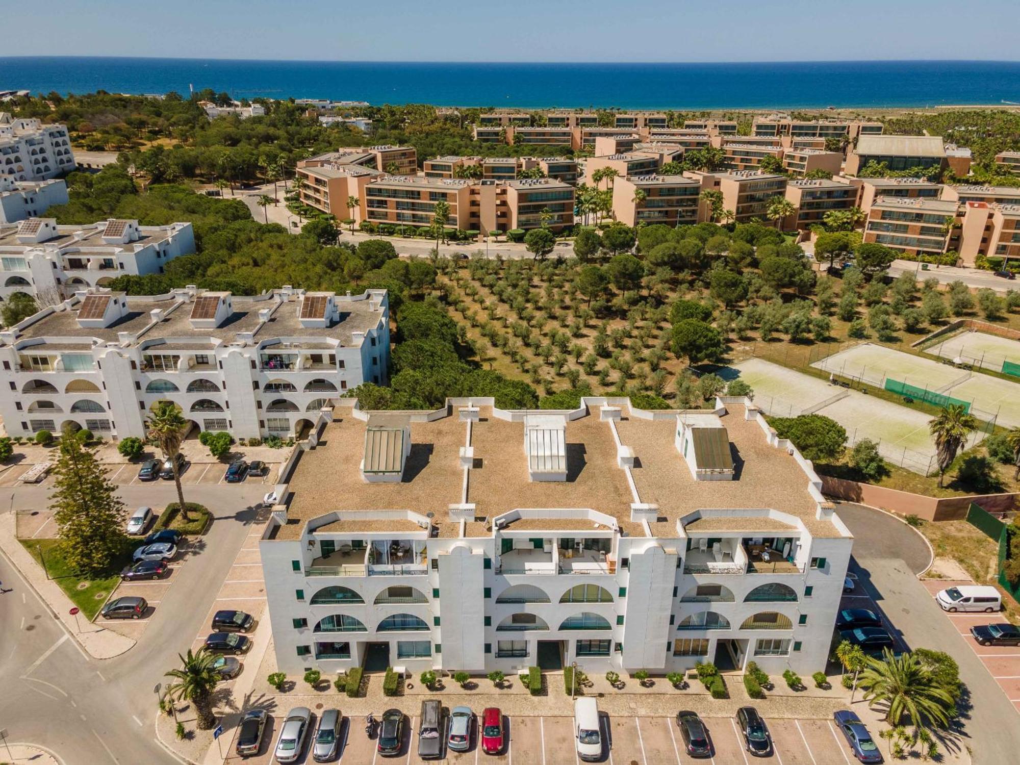 Salgados 2-bedroom - 900m From The - Wifi